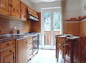 Appartamento a Moena. Cucina con balcone.
Dotazione: piano cottura in vetroceramica e forno elettrico, microonde, lavastoviglie e frigorifero con celletta surgelati.