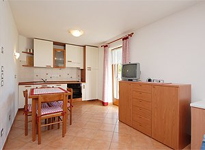 Appartamento a San Giovanni di Fassa - Pozza. Angolo cottura ben attrezzato con: vetroceramica, forno normale, microonde, frigo, freezer, lavastoviglie.