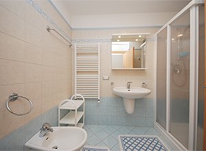 Appartamento a San Giovanni di Fassa - Pozza. Bagno con doccia,asciugacapelli e lavatrice.