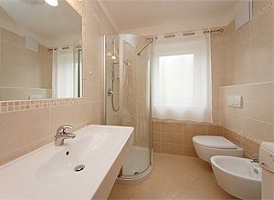 Appartamento a San Giovanni di Fassa - Vigo. Bagno completamente ristrutturato con doccia, lavatrice e phon.