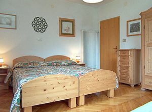 Appartamento a Moena. Camera matrimoniale con terzo letto.