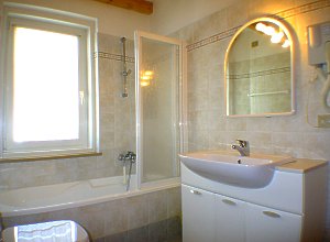 Appartamento a Moena. Bagno.(Vasca e doccia)