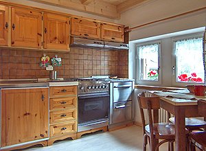 Appartamento a Moena. Cucina.
Dotazione: piano cottura in vetroceramica e forno elettrico, microonde, lavastoviglie e frigorifero con celletta surgelati.