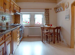 Appartamento a Moena.
Altra prospettiva della cucina.