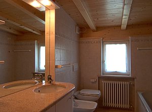 Appartamento a Moena.
Bagno con vasca e doccia.