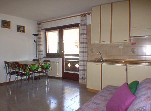 Appartamento a Canazei. : L’appartamento si trova al primo piano, ha una superficie di 35 mq. Dispone di una camera con 2 letti (possibilità di renderli singoli o matrimoniale), 1 soggiorno abitabile con angolo cottura, divano e TV-sat, 1 bagno completo, 2 ampi balconi, e riscaldamento centrale.