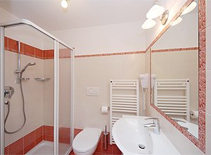 Appartamento a Canazei. Bagno con doccia e asciugacapelli, non finestrato. Asciugamani forniti.