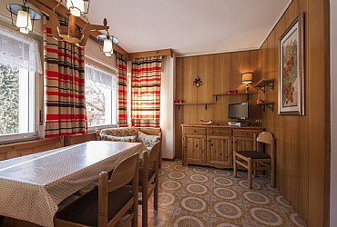 Appartamento a Moena. APP.TO TIPO 3: quadrilocale 6 posti letto con soggiorno, cucinotto, 2 camere doppie, 1 camera con letto a castello, bagno e balcone.