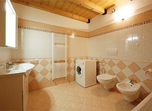 Appartamento a Canazei. BAGNO CON VASCA