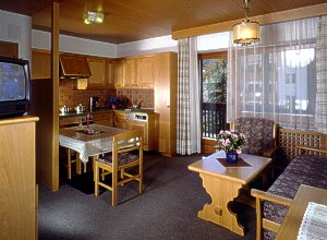 Residence - Canazei. Die Wohnung ca. 39 qm. groß (max. 3 Personen) befindet sich im 1. Stock des Hauses und hat zwei Balkone, einen nach Süden und einen nach Westen. Sie setzt sich zusammen aus einem Schlafzimmer (durch Schrankwand und Türe vom Wohnzimmer getrennt), mit großem Doppelbett (2,10 m x 2,00 m) großer Kleiderschrank (2 m.), -ein Wohnzimmer mit Ausziehcouch, Sitzecke, Esstisch, -die Küche mit Heißluftbackofen mit Grill, Glaskeramik-Elektrokochplatten, Geschirrspüler, Spüle, Kühlschrank, ist zum Wohnzimmer hin offen. Das Bad mit Fenster, Badewanne mit Duschwand, Doppelwaschbecken, WC und Bidet.