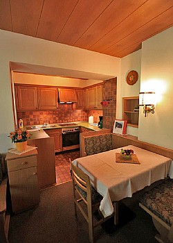 Residence - Canazei. Die Wohnung ca. 45 qm. groß (max. 5 Personen) befindet sich im 1. Stock des Hauses nach Norden, ohne Balkon. Sie setzt sich zusammen aus einem großen Schlafzimmer mit großem Doppelbett (2,10 m x 2,00 m), großer Kleiderschrank (3 m) mit Schiebetüren und Spiegeltüre, Frisiertoilette, evtl. Platz für ein Kinderbettchen, -ein Wohnzimmer mit Klappbett und Ausziehcouch, Sitzecke, Essecke, diverse Schränke, – die Küche mit Heißluftbackofen mit Grill, Glaskeramik-Elektrokochplatten, Geschirrspüler, Spüle, Kühlschrank, ist zum Wohnzimmer hin offen. Das Bad mit Fenster, Badewanne mit Duschwand, Doppelwaschbecken, WC und Bidet.