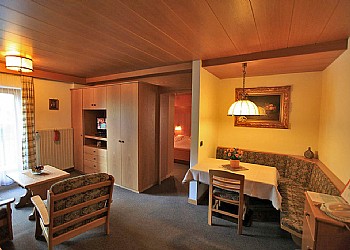 Residence - Canazei. Die Wohnung ca. 45 qm. groß (max. 4 Personen) befindet sich im 2. Stock des Hauses und hat einen Balkon nach Süden. Sie setzt sich zusammen aus einem Schlafzimmer mit großem Doppelbett (2,10 m x 2,00 m), großer Kleiderschrank (2,50 m) mit Schiebetüren und Spiegeltüre, -ein Wohnzimmer mit Klappbett, Ausziehcouch, Sitzecke, Essecke, Kleiderschrank, diverse Schränke, -die Küche mit Heißluftbackofen mit Grill, Glaskeramik-Elektrokochplatten, Geschirrspüler, Spüle, Kühlschrank, ist zum Wohnzimmer hin offen. Das Bad mit Fenster, Badewanne mit Duschwand, Waschbecken, WC und Bidet. Schlafzimmer und Bad sind leichte Mansarde.