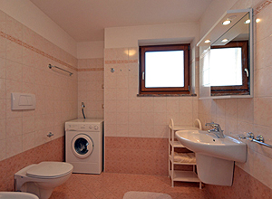 Appartamento a San Giovanni di Fassa - Pozza. Bagno con doccia,asciugacapelli e lavatrice.