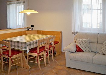 Apartment in Moena. Dining room.
The table can be extended to have two additional seats.