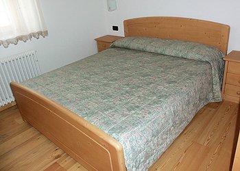 Apartment in Moena. Double bedroom located on the second floor.