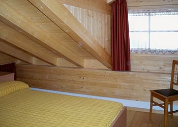 Apartment in Moena. Double bedroom located in the mansard.
