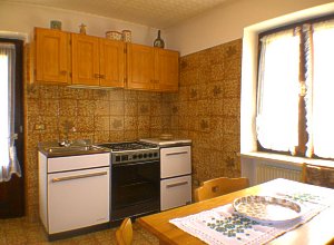 Appartamento a San Giovanni di Fassa - Vigo. L’appartamento si trova a piano rialzato ed è composto di cucina in stile tirolese, camera da due o tre letti, bagno ed eventualmente, al piano superiore, di una seconda camera indipendente con due letti, servizi e balcone.