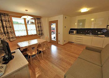 Appartamento a Canazei. Appartamento 2 Crepa Neigra ( per 4/6 persone) 61 mq
Una spaziosa e luminosa cucina con soggiorno si apre sul pre-ingresso predisposto con appendiabiti e armadietto per giacche a vento, tute da sci e scarpe. Un servizio grande e spazioso con lavatrice e bagno doccia incontra i nostri occhi subito dopo l’entrata, per poi incontrare due camere da letto: una matrimoniale ed una stanza con due letti separati. In salotto è predisposto un ampio e comodo divano letto con vano cuscini e coperte in legno di larice per ogni necessità. Questo è il biglietto da visita dell’Appartamento.