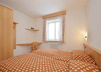 Appartamento a Moena. La camera è dotata di 2 letti che può essere preparata sia a 2 letti che matrimoniale, e armadi tutti in legno.
