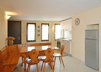 Appartamento a Moena. Ampia sala ( 35 mq ) con due divani in zona tv