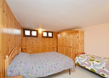 Appartamento a Moena. Ampie camere da letto matrimoniali in una delle quali c''e un terzo letto singolo