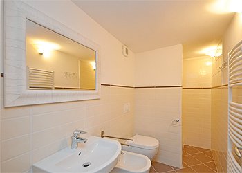 Appartamento a Moena. Due bagni completi di tutti i servizi