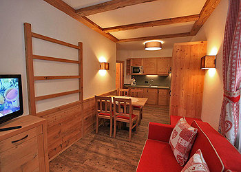 Appartamento a Canazei. VISITA IL NOSTRO SITO WEB www.cesadolomia.com
Appartamento “Lèrsc” per 2/3 persone al piano terra, composto da ampio soggiorno con TV Sat 32 pollici con DVD, angolo cucina con lavastoviglie, frigo con piccolo freezer, forno microonde e piano cottura in vetro ceramica.
L' appartamento dispone di una cassaforte elettronica.