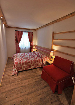 Apartment in Canazei. 
One bedroom with double bed + comfortable sofa bed.
For younger guests on request cots and highchairs.
Bed linen included in the price.
