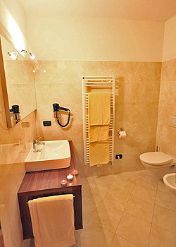 Appartamento a Canazei. Un ampio bagno con box doccia e asciugacapelli.
Asciugamani compresi nel prezzo.
VISITA IL NOSTRO SITO WEB www.cesadolomia.com