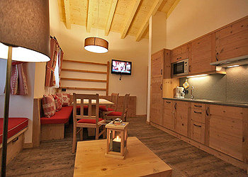 Appartamento a Canazei. VISITA IL NOSTRO SITO WEB www.cesadolomia.com
Appartamento “Melester” ospita da 4 a 6 persone, 65 mq. al primo piano con balcone, composto da ampio soggiorno con TV Sat 32 pollici, angolo cucina con lavastoviglie, frigo con piccolo freezer, forno microonde e piano cottura in vetro ceramica.
L' appartamento dispone di una cassaforte elettronica.
