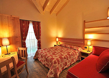 Apartment in Canazei. Bedroom, with balcony, double bed and comfortable single sofa bed.
The room has an electronic safe.
Bed linen included in the price.

