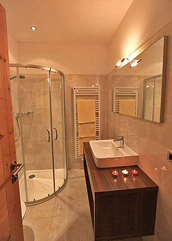 Appartamento a Canazei. Due bagni con box doccia e asciugacapelli.
Asciugamani compresi nel prezzo.
VISITA IL NOSTRO SITO WEB www.cesadolomia.com