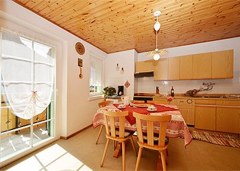 Appartamento a Canazei. Cucina con tavolo estendibile max 8 pax