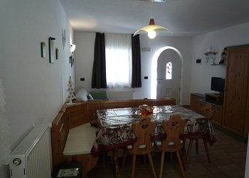 Residence a San Giovanni di Fassa - Pera. Ingresso, soggiorno con divano letto e televisore con videoregistratore ed impianto satellitare dell'appartamento nr. 1