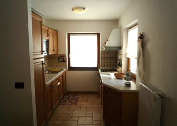 Резиденции - San Giovanni di Fassa - Pera. Квартира №1: кухня - гостиная с посудомоечной машиной, духовкой, микроволновой печью и холодильником с морозильной камерой.