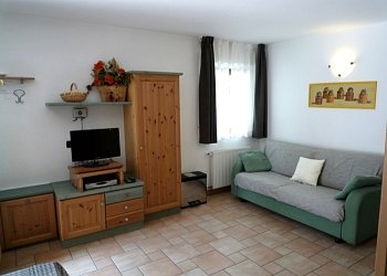 Residences in San Giovanni di Fassa - Pera. Flat nr. 2: livingroom with satellit t.v.