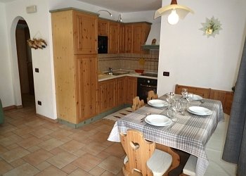 Residence a San Giovanni di Fassa - Pera. App.to nr. 2: angolo cottura completo di frigo e freezer, lavastoviglie, forno, forno a microonde e tavolo.