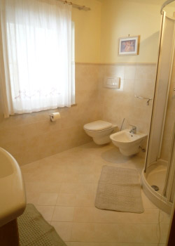 Le Rose - Wohnung nr. 2: Badezimmer mit Dusche.