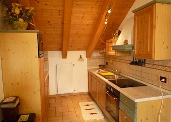 Residence a San Giovanni di Fassa - Pera. App.to nr. 3: angolo cottura completo di lavastoviglie, forno, forno a mircoonde e frigo con freezer.