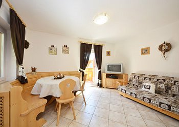 Majon Vajolet - Wohnraum mit Doppelbett Schlaffcouch