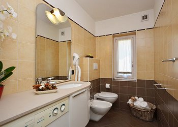 Apartment in San Giovanni di Fassa - Vigo . Bathroom with washing machine and hairdryer