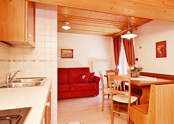 Apartment in San Giovanni di Fassa - Vigo . Livingroom with cookarea and double sofabed