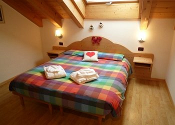 Residence - San Giovanni di Fassa - Pera. Wohnung nr. 3: Schlafzimmer mit Doppelbett.
