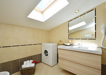 Appartamento a San Giovanni di Fassa - Vigo . Bagno finestrato con lavatrice ed asciugacapelli