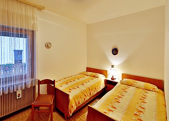Appartamento a Canazei. STANZA CON 2 LETTI - 2 SINGLE-BED-ROOM-DOPPELZIMMER MIT 2 GETRENNTE BETTEN