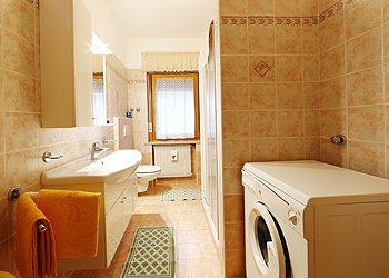 Appartamento a Canazei. BAGNO CON BOX-DOCCIA E LAVATRICE- BATHROOM WITH SHOWER AND WASHING-MACHINE- BADEZIMMER MIT DUSCHE UND WASCHMASCHINE