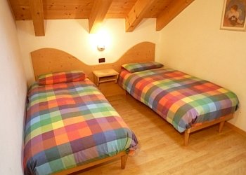 Резиденции - San Giovanni di Fassa - Pera. Квартира № 3: Спальня с двумя отдельными кроватями в мансарде.