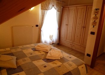 Residence a San Giovanni di Fassa - Pera. App.to nr. 4: stanza da letto matrimoniale con balcone.