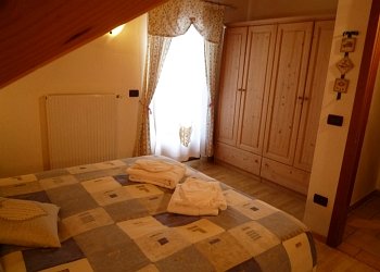 Le Rose - Wohnung nr. 4: Bettzimmer mit Doppelbett und Balkon.