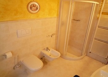 Le Rose - Wohnung nr. 4: Badezimmer mit Dusche.